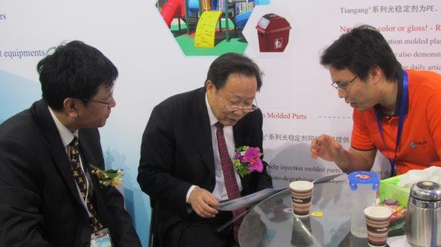 中塑協領導視察天罡公司Chinaplas2012展位