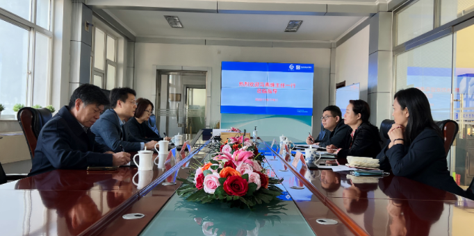 大興區產促中心馬燕珠主任蒞臨天罡集團并頒發“新國門”領軍人才獎杯